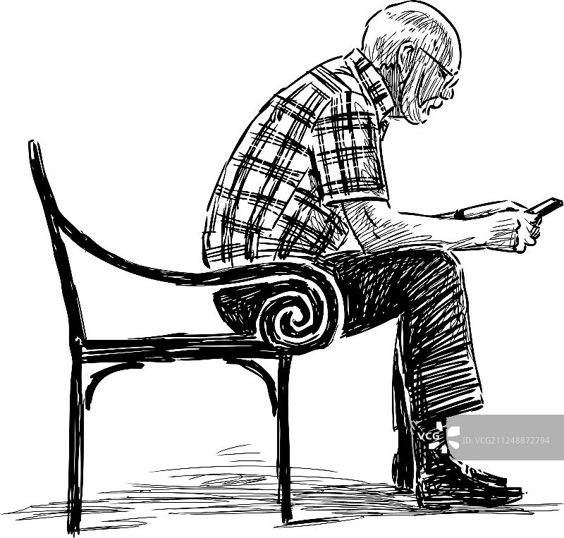 一位老人拿着手机坐在公园里图片素材