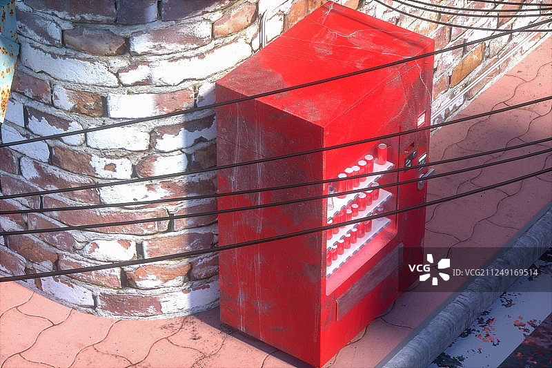 阳光下的复古风格街道边的贩卖机，三维渲染图片素材