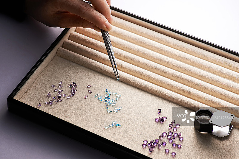 挑选彩色宝石图片素材