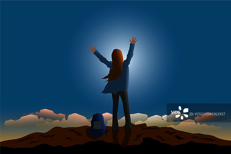 妇女在山顶上举起双手图片素材