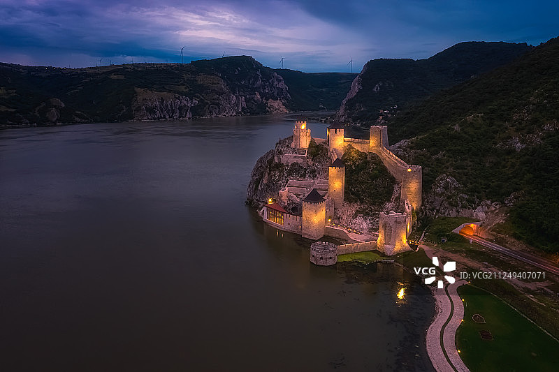 航拍阴天傍晚塞尔维亚多瑙河畔哥鲁拜克要塞城堡图片素材