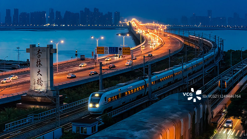 夜幕下的厦门跨海交通枢纽图片素材