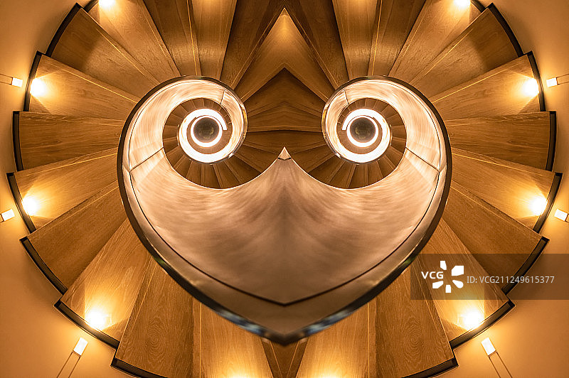 夜晚灯光亮起的旋转楼梯图片素材