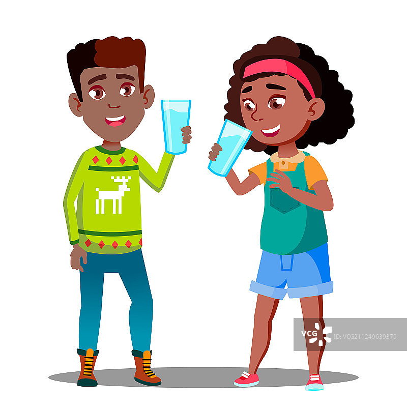 两名非洲裔美国儿童饮用有机牛奶图片素材