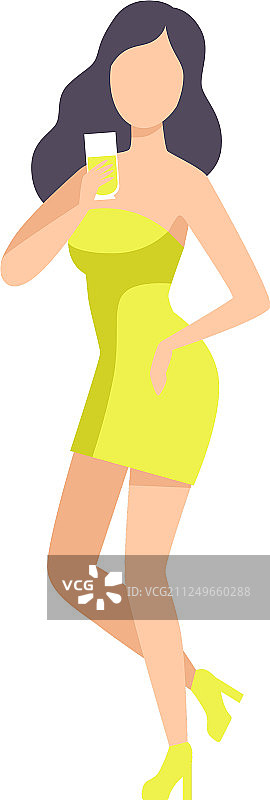 漂亮的黑发女子在聚会上喝鸡尾酒图片素材