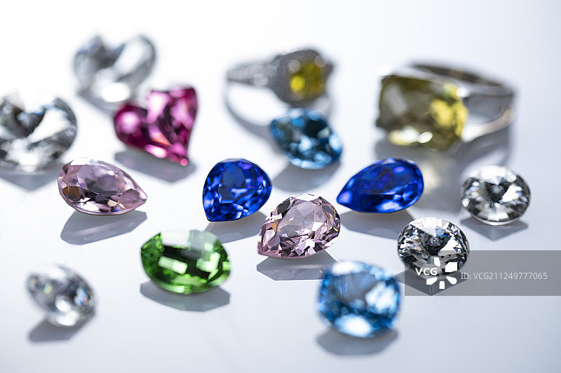 散落的彩色钻石图片素材