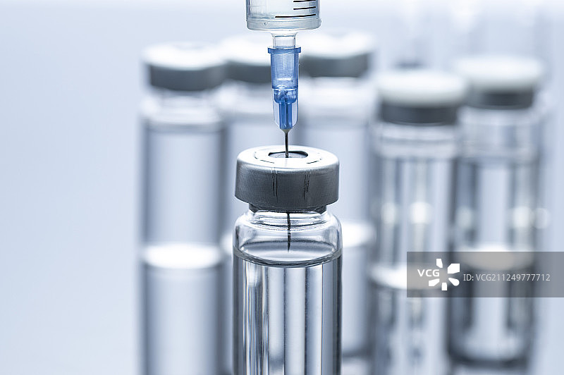 用针筒吸瓶子里的疫苗图片素材