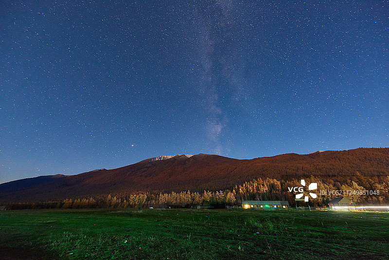 新疆喀纳斯草原银河图片素材