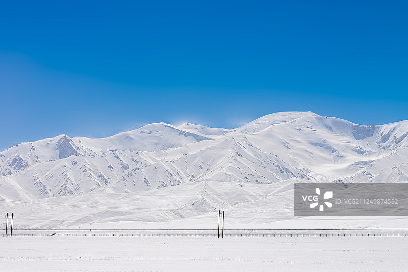 大雪后的昆仑山脉图片素材