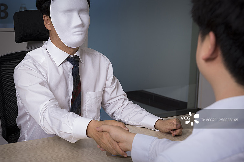 犯罪概念照片：戴面具的商人进行工业间谍活动119图片素材