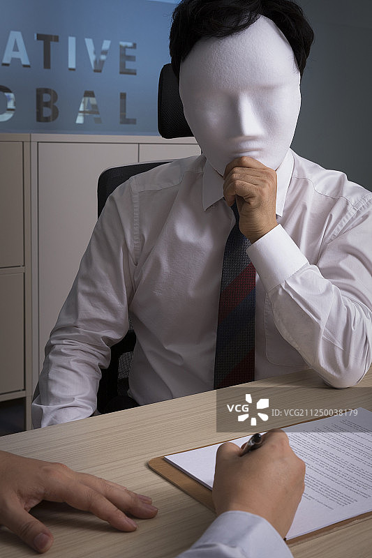 犯罪概念照片：戴面具的商人进行工业间谍活动 124图片素材