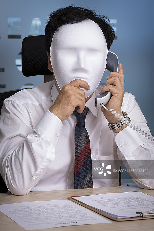 犯罪概念照片：戴面具的商人进行工业间谍活动132图片素材