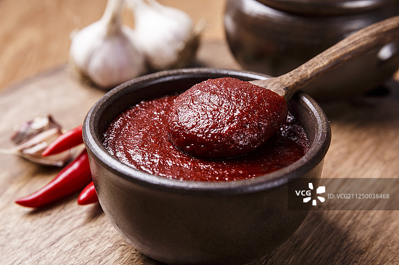 韩国传统酱料概念：酱油、大豆酱和辣椒酱图片素材
