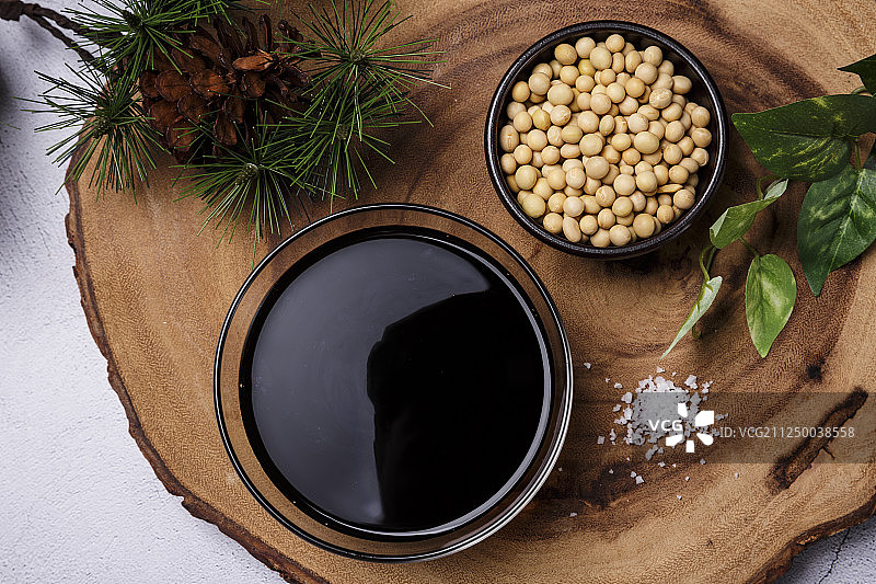 韩国传统酱料概念：酱油、大酱和辣椒酱图片素材