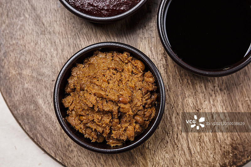 韩国传统酱料：酱油、大酱和辣椒酱概念设计092图片素材