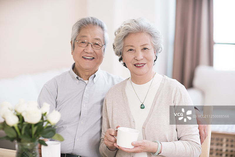 幸福的老年夫妇在家喝茶图片素材