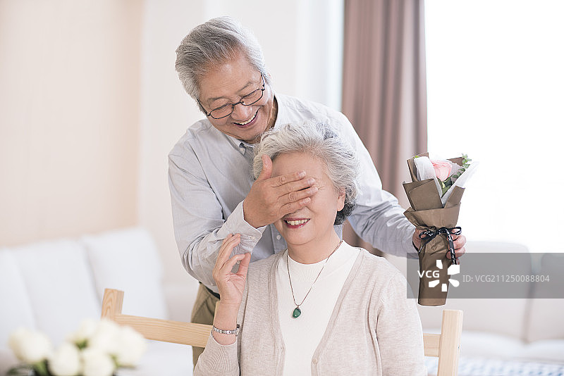 老年男子送花给妻子图片素材