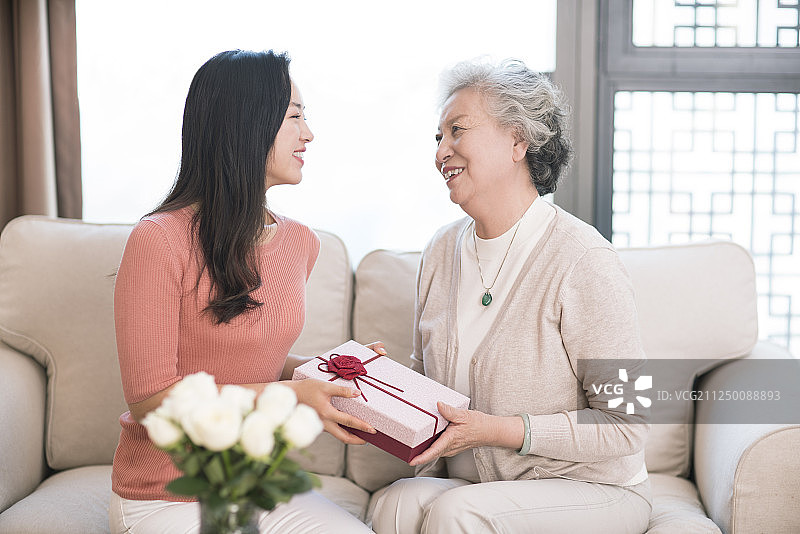女儿送妈妈礼物图片素材