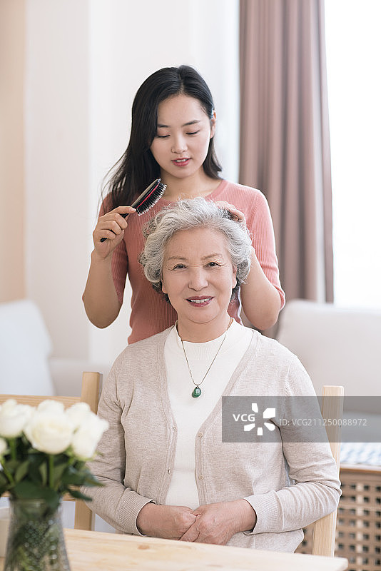 女儿给妈妈梳妆图片素材