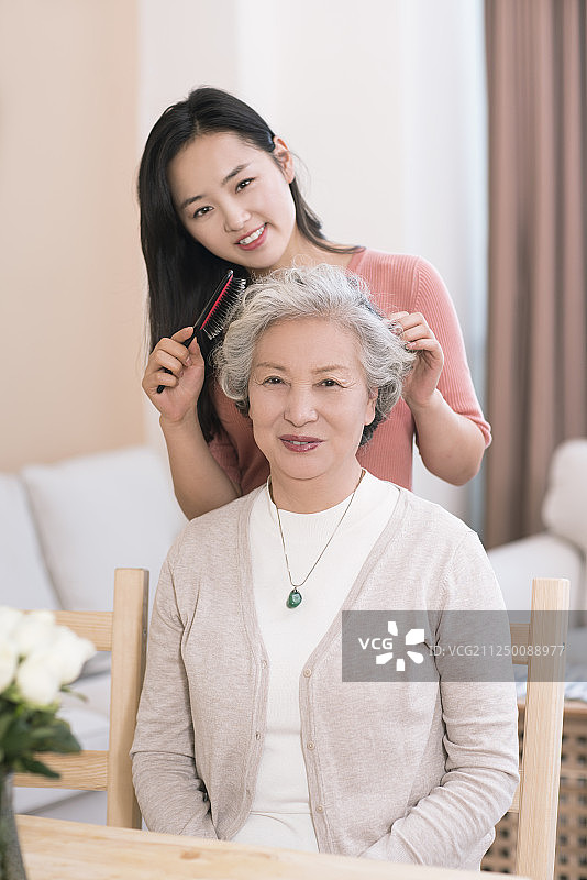 女儿给妈妈梳妆图片素材