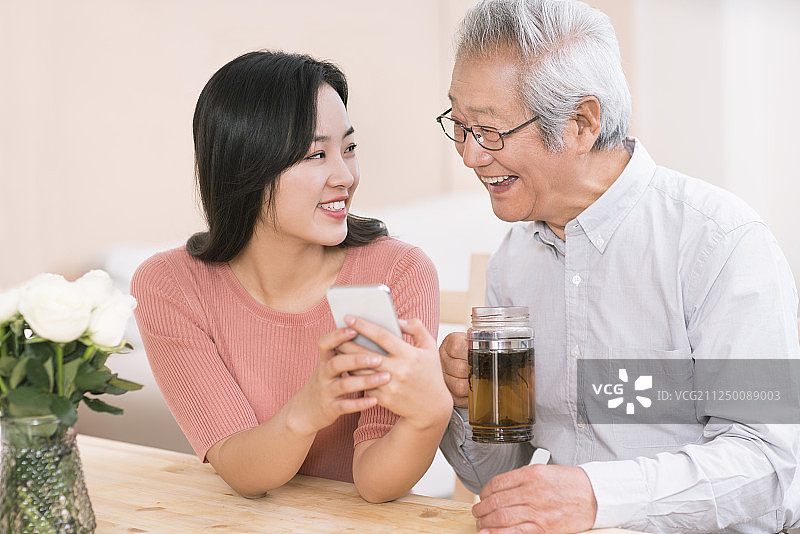 女儿与爸爸使用智能手机图片素材
