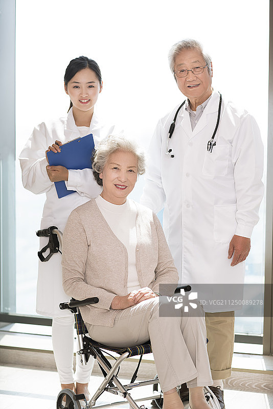 医生和坐轮椅的老年女子图片素材