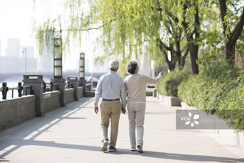 幸福的老年夫妇在公园散步图片素材
