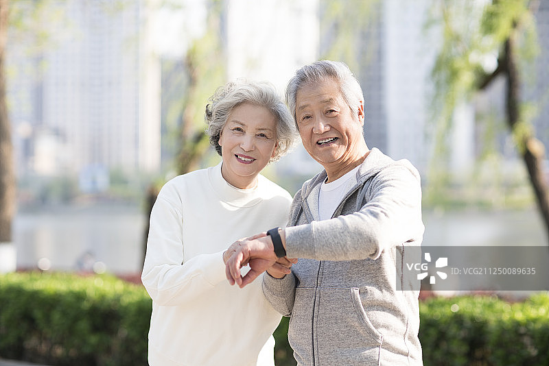 老年夫妇查看运动手环图片素材