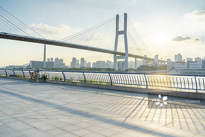 上海南浦大桥下的城市风光图片素材