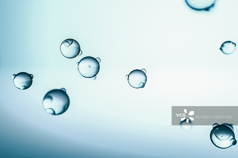 水珠与蓝色背景，三维渲染图片素材