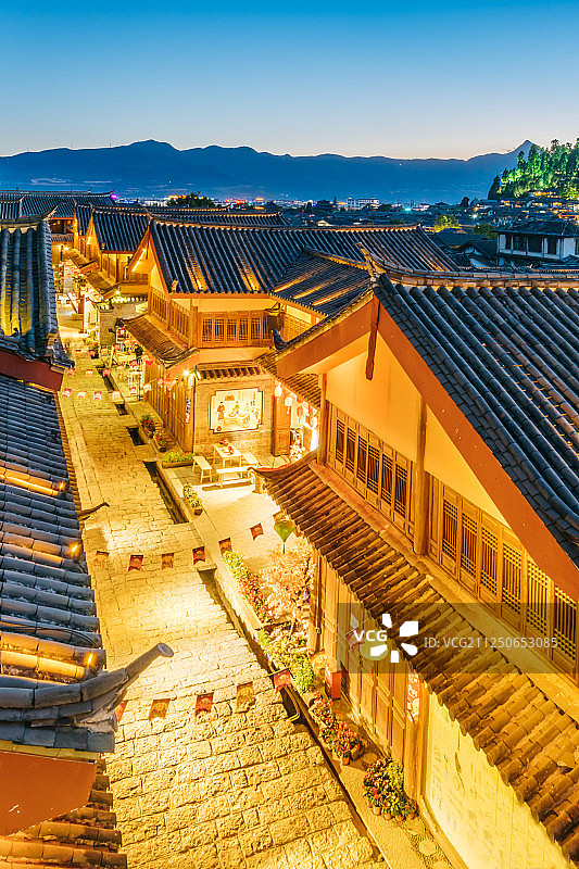 中国云南丽江大研古城和狮子山夜景图片素材