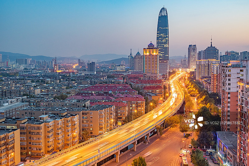 济南顺河高架路与绿地普利中心夜景图片素材