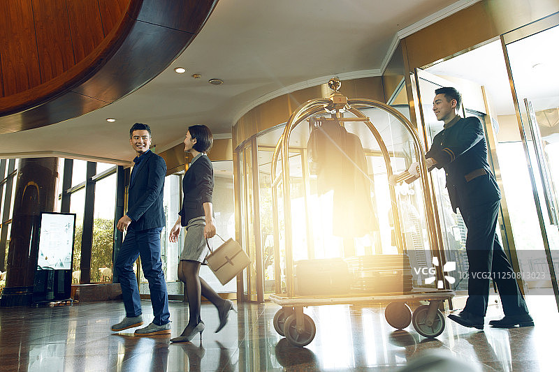 商务人士在酒店大厅交谈图片素材