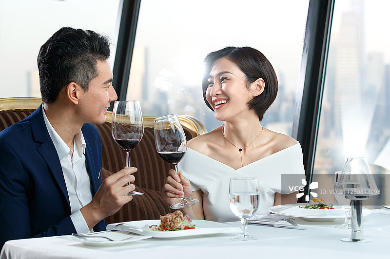 青年夫妇在餐厅用餐图片素材