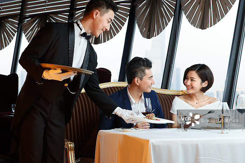 酒店服务员给顾客上菜图片素材