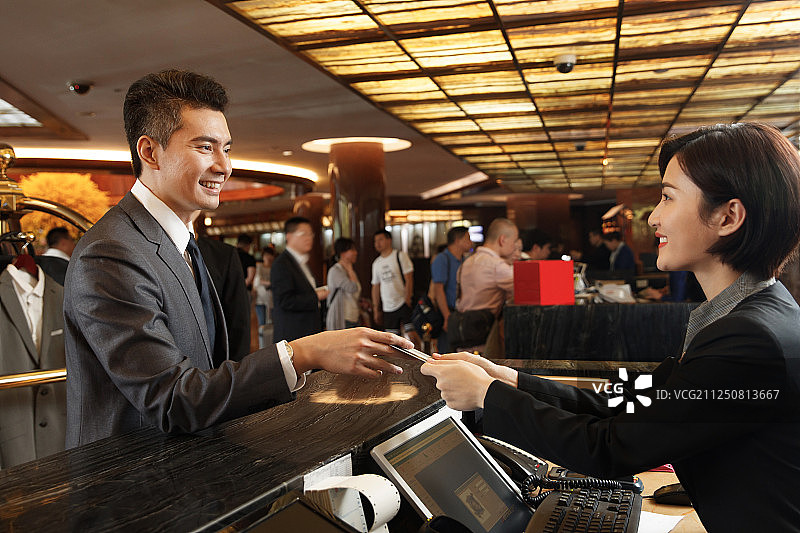 商务男士办理酒店入住登记图片素材