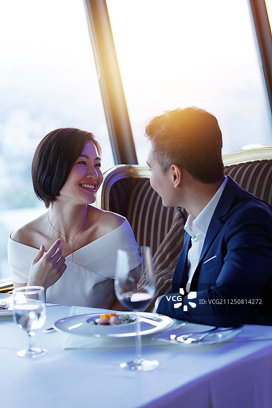 青年夫妇在餐厅用餐图片素材