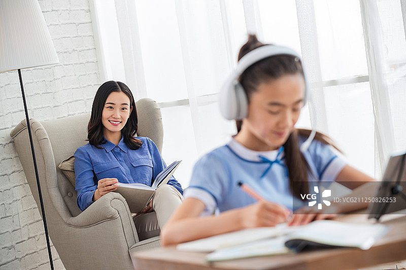 学生在家写作业图片素材