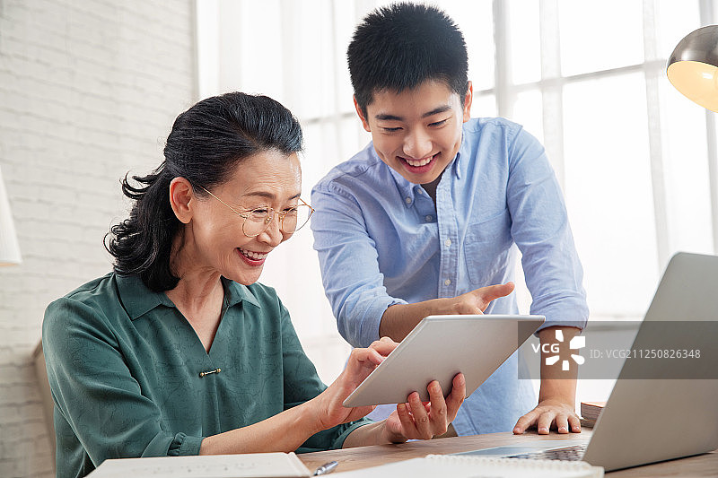 老年人学习使用电脑图片素材