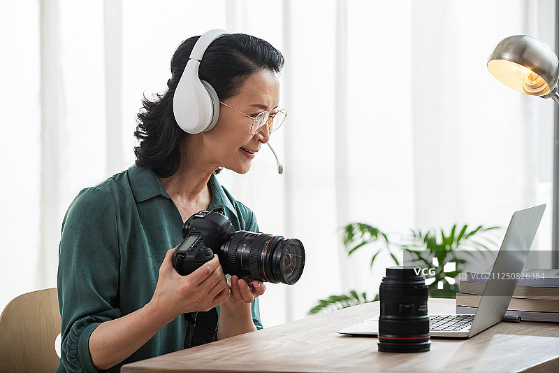 老年人在线学习摄影图片素材