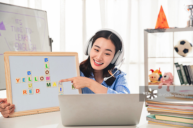 青年女人在线直播教育图片素材