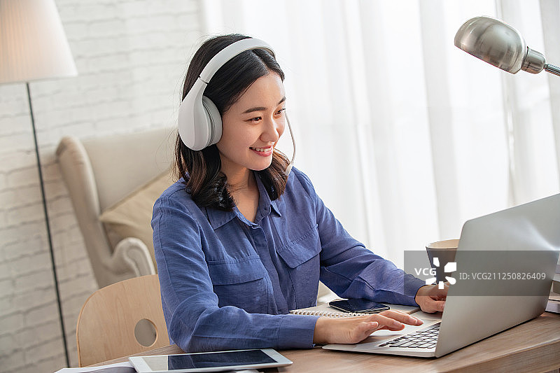 青年女人在线学习图片素材