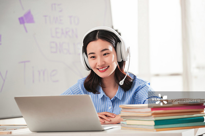 青年女人在线直播教育图片素材