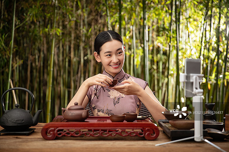 青年女人在线直播茶艺图片素材