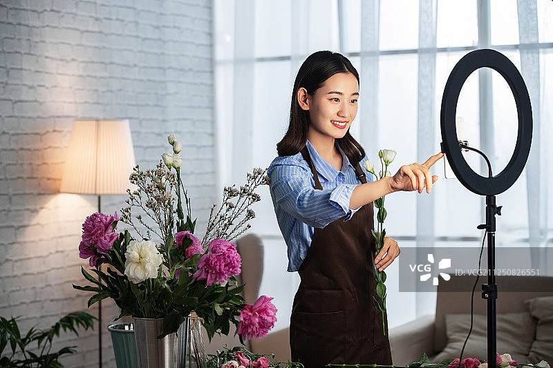 青年女人在线直播插花艺术图片素材