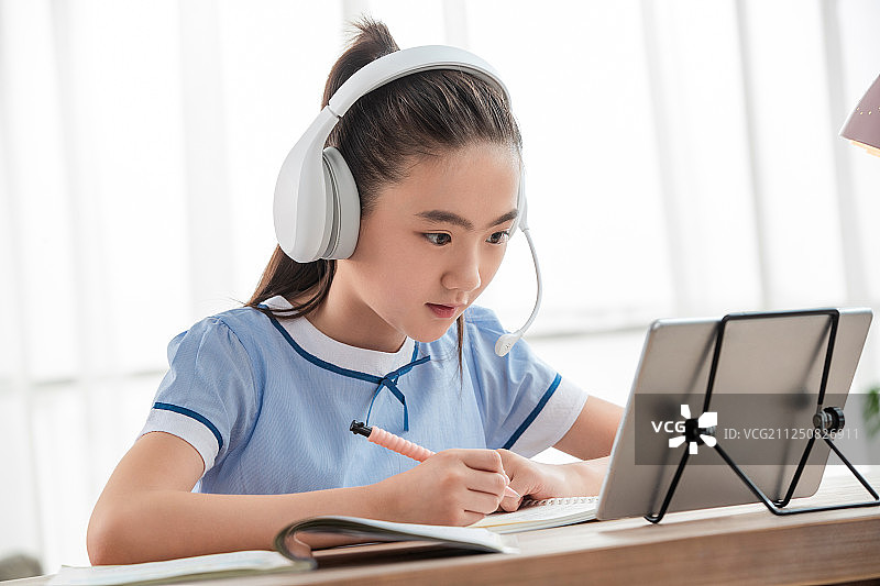 学生看着电脑在线学习图片素材