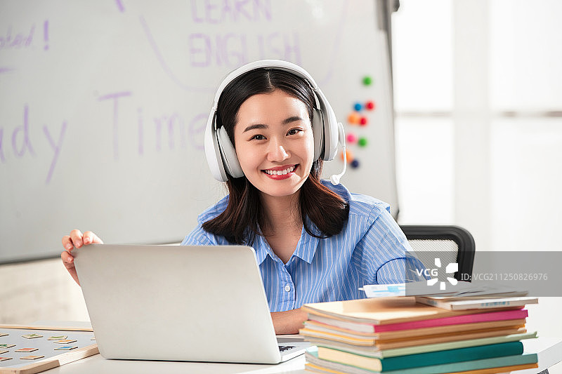 青年女人在线直播教育图片素材