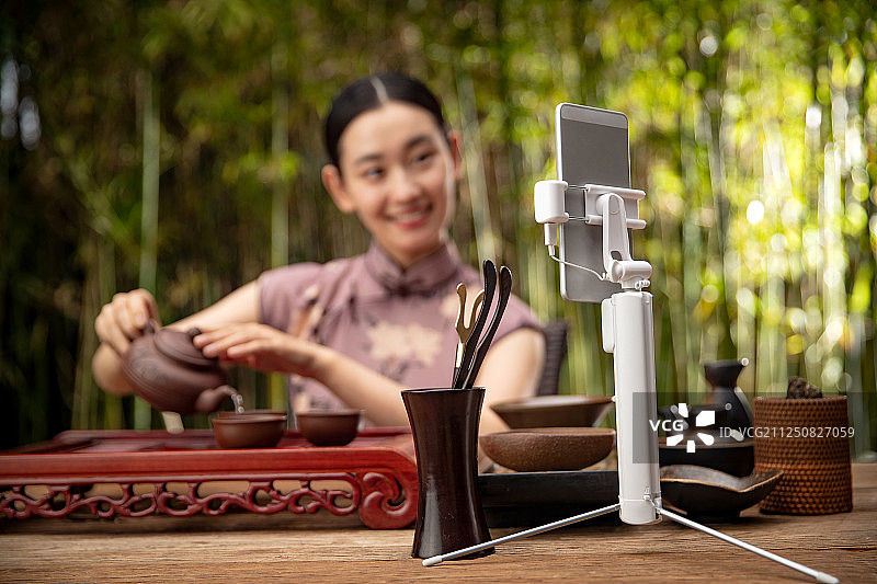 青年女人在线直播茶艺图片素材