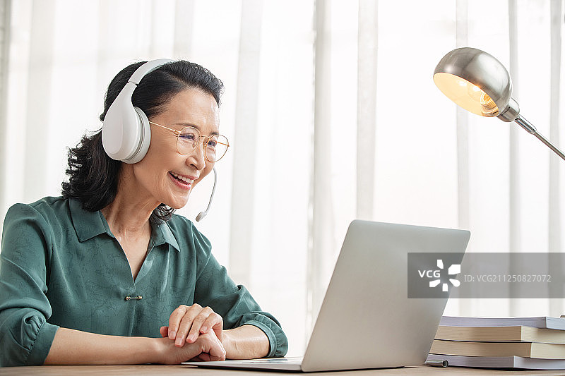 老年人使用电脑图片素材