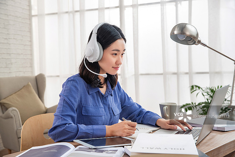 青年女人在线学习图片素材